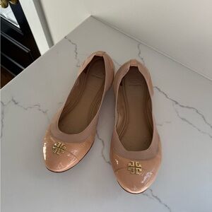 Tory Burch beige patent leather ballet flat size 10